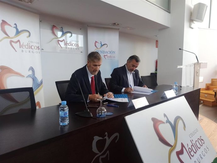 En la foto el rector de la UBU, Manuel Pérez Mateos, y el presidente de l Colegio de Médicos de Burgos, Joaquín Fernández de Valderrama.