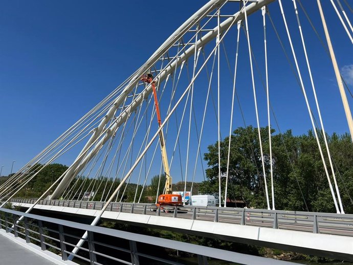 Las obras de adecuación y mejora en el Puente Sagasta concluirán a finales de mayo