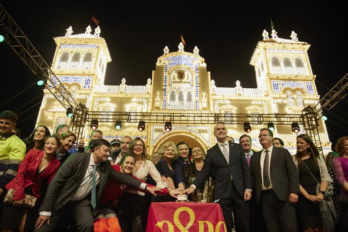 El alcalde de Sevilla, Antonio Muñoz, junto a varios miembros del servicio público, el día del Alumbrado.