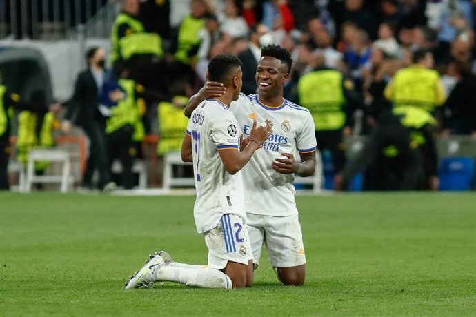 Vinicius Junior abraza Rodrygo Goes tras el final del partido entre el Real Madrid y el Manchester City de la Liga de Campeones 2021-2022