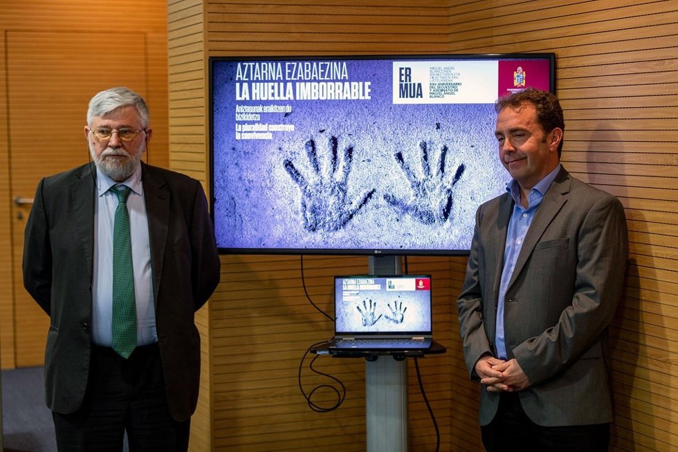 El director del Centro Memorial, Florencio Domínguez, y el alcalde de Ermua, Juan Carlos Abascal, presentan los actos previstos en el 25 aniversario del secuestro y asesinato de Miguel Ángel Blanco.