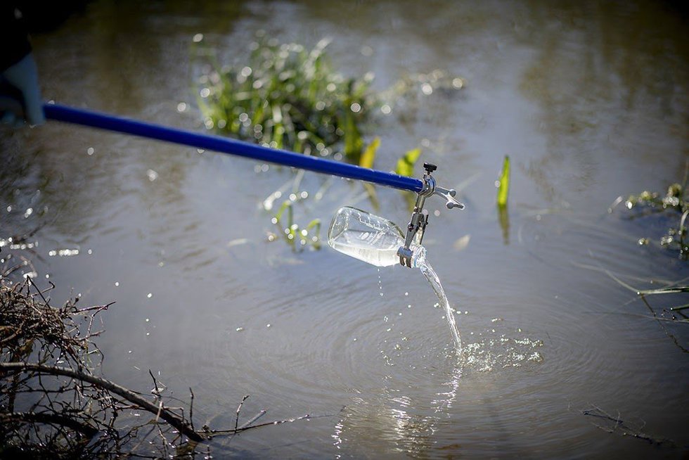 Toma de muestra de agua para el proyecto Ciencia Libera de Ecoembes y SEO/BIRDLIFE, que ha detectado cerca de 60 sustancias químicas, tales como medicamentos, en las zonas de mayor valor ambiental de España.