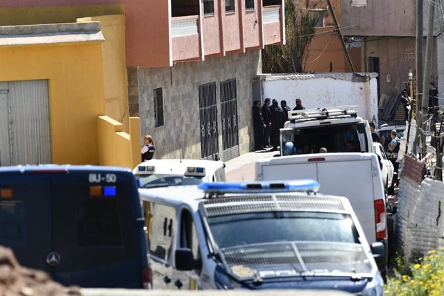 Varios agentes y vehículos de Policía Nacional en el registro de una vivienda durante un dispositivo policial en el barrio de El Príncipe de Ceuta, a 6 de mayo de 2022, en Ceuta (España). 