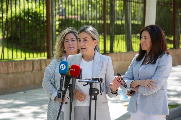La alcaldesa, Milagros Tolón, en la calle Rosa Parks.