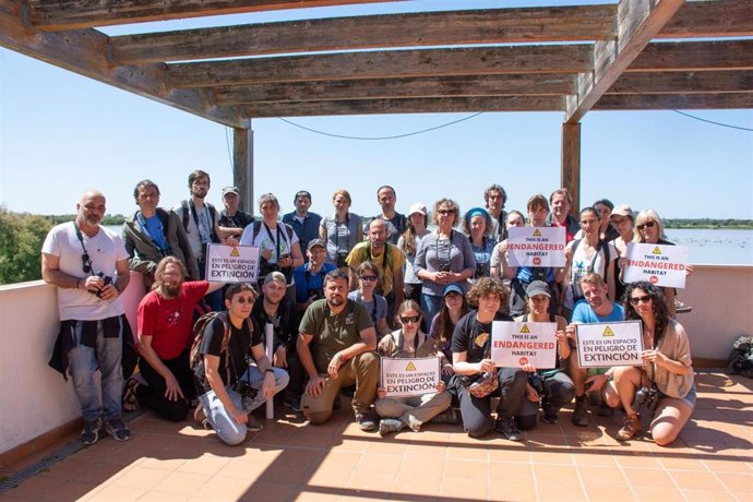 Delegación europea de BirdLife International reunidos en el Centro Ornitológico Francisco Bernis, junto a la marisma de El Rocío, Doñana