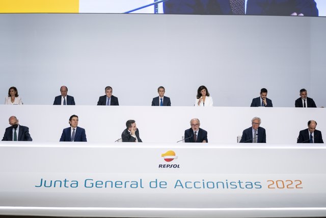 El presidente de Repsol, Antonio Brufau (3d), interviene durante la Junta General de Accionistas de Repsol, en el Palacio Municipal de Congresos de Campo de las Naciones, a 6 de mayo de 2022, en Madrid (España). 