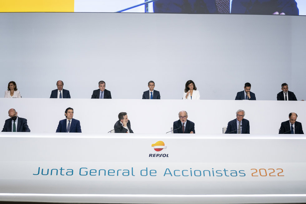 El presidente de Repsol, Antonio Brufau (3d), interviene durante la Junta General de Accionistas de Repsol, en el Palacio Municipal de Congresos de Campo de las Naciones, a 6 de mayo de 2022, en Madrid (España). 