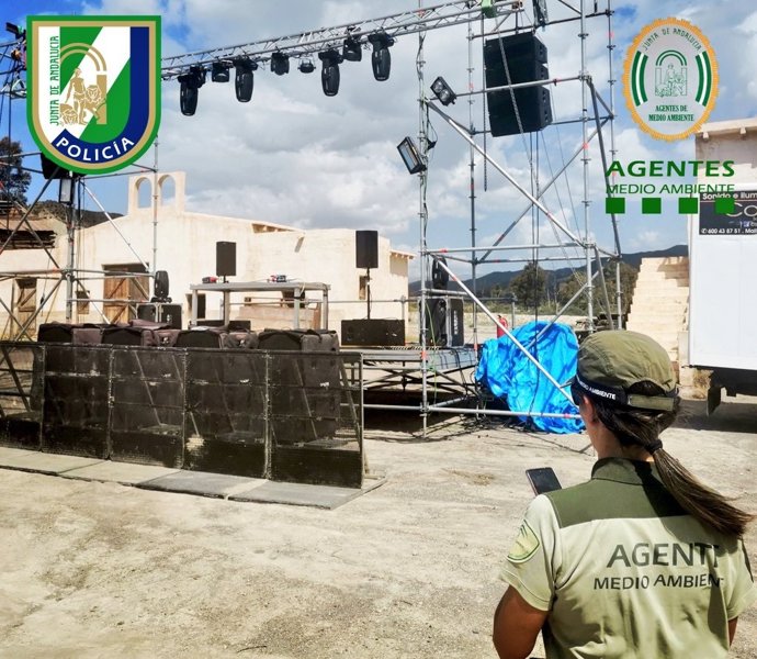 Una agente de Medio Ambiente tras interventir en el festival ilegal en el desierto de Tabernas (Almería)