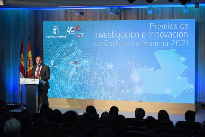 El rector de la Universidad de Castilla-La Mancha, Julián Garde