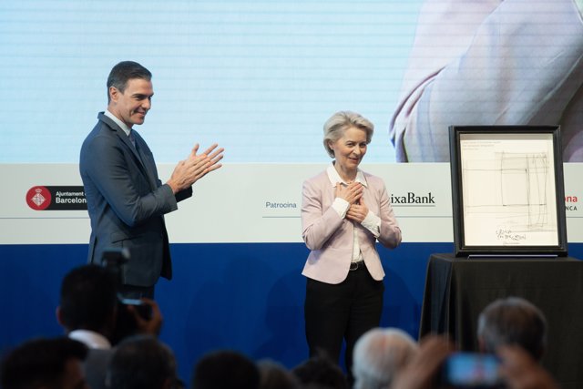 El presidente del Gobierno, Pedro Sánchez, aplaude a la presidenta de la Comisión Europea, Ursula Von der Leyen, tras su intervención en la jornada de clausura de la XXXVII Reunió Cercle d’Economia