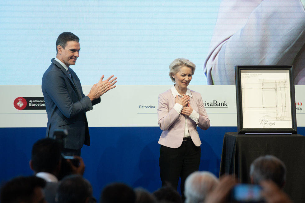 El presidente del Gobierno, Pedro Sánchez, aplaude a la presidenta de la Comisión Europea, Ursula Von der Leyen, tras su intervención en la jornada de clausura de la XXXVII Reunió Cercle dEconomia
