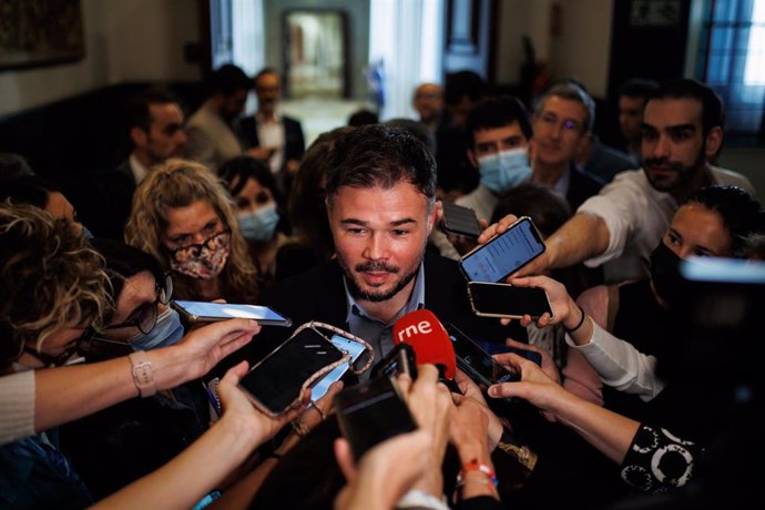 El portavoz de Esquerra Republicana (ERC) en el Congreso, Gabriel Rufián, responde a los medios a su llegada a una Comisión de Control de los créditos destinados a gastos reservados donde va a declarar la directora del CNI, en el Congreso de los Diputad