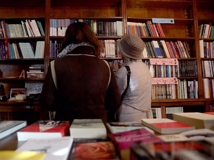 Archivo - Dos mujeres en una librería