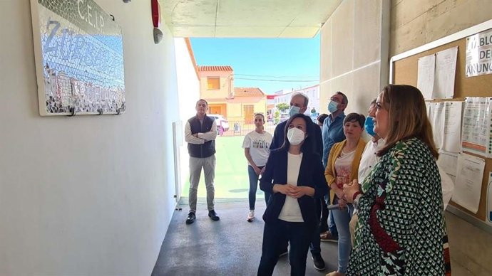 La consejera de Educación, Esther Gutiérrez, en la visita a un colegio en Ruecas