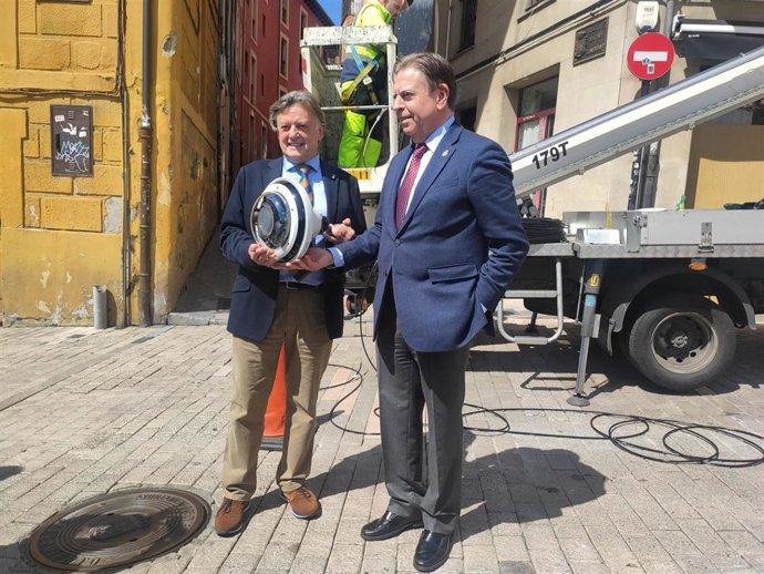El alcalde de Oviedo, Alfredo Canteli, y el concejal de Seguridad Ciudadana, José Ramón Prado, con la primera cámara de seguridad que se instala en el Oviedo Antiguo.