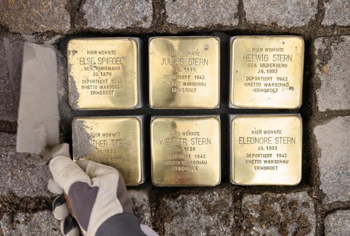 Archivo - Adoquines en recuerdo de víctimas de campos de concentración nazis.