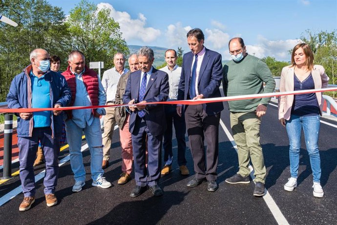 El Presidente De Cantabria, Miguel Ángel Revilla, Y El Consejero De Obras Públicas, Ordenación Del Territorio Y Urbanismo, José Luis Gochicoa, Inauguran El Puente Sobre El Río Pisueña Que Une Saro Con Vega De Villafufre