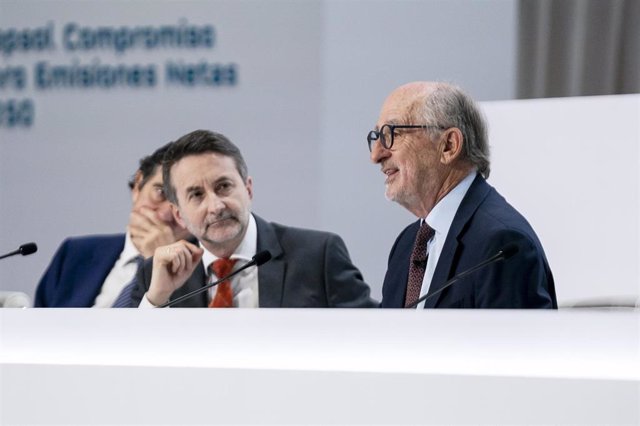El consejero delegado de Repsol, Josu Jon Imaz (i), y el presidente de Repsol, Antonio Brufau (d), durante la Junta General de Accionistas de Repsol, en el Palacio Municipal de Congresos de Campo de las Naciones, a 6 de mayo de 2022, en Madrid (España). 