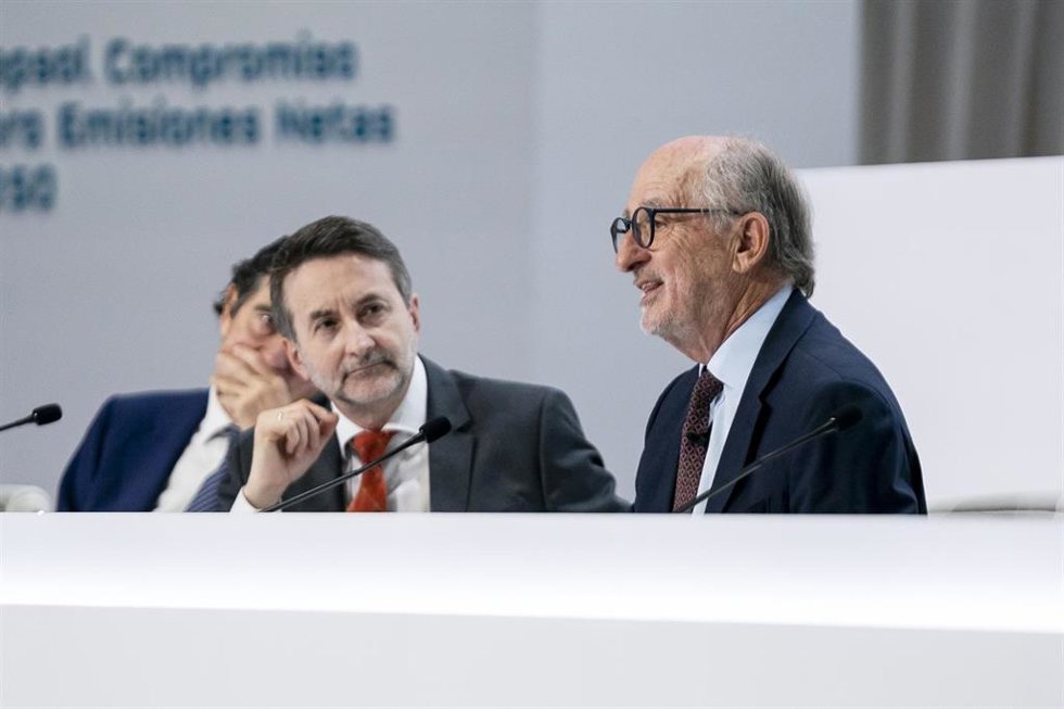 El consejero delegado de Repsol, Josu Jon Imaz (i), y el presidente de Repsol, Antonio Brufau (d), durante la Junta General de Accionistas de Repsol, en el Palacio Municipal de Congresos de Campo de las Naciones, a 6 de mayo de 2022, en Madrid (España). 