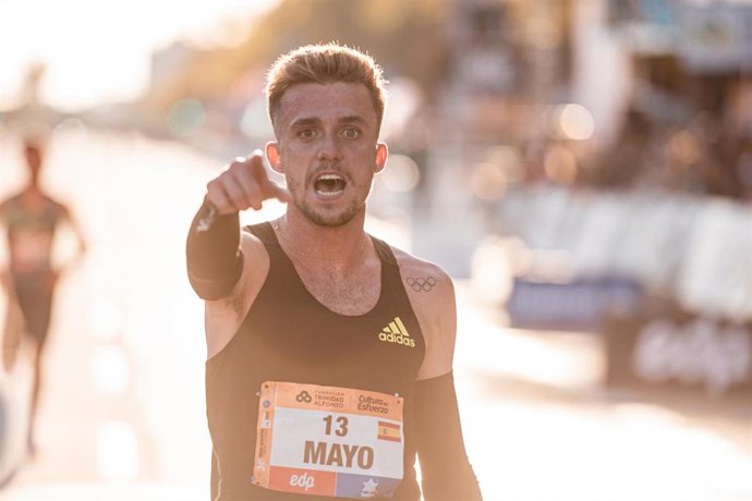 Archivo - Carlos Mayo durante el Medio Maratón de Valencia de 2021