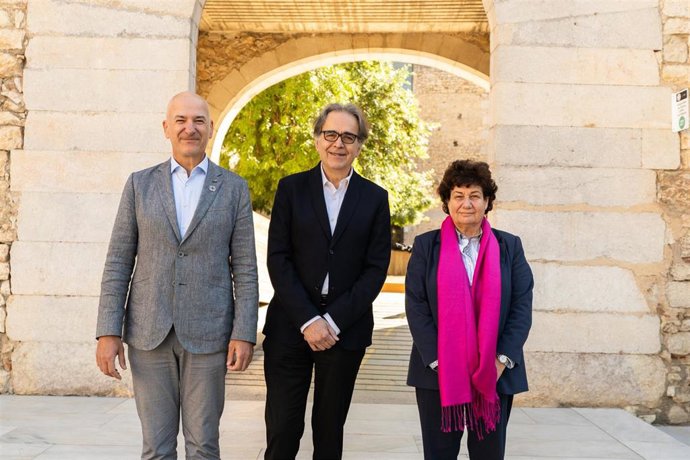 Visita del ministro Joan Subirats a la UdG, con el rector Quim Salvi y la pta.Consejo Social Assumpció Vila