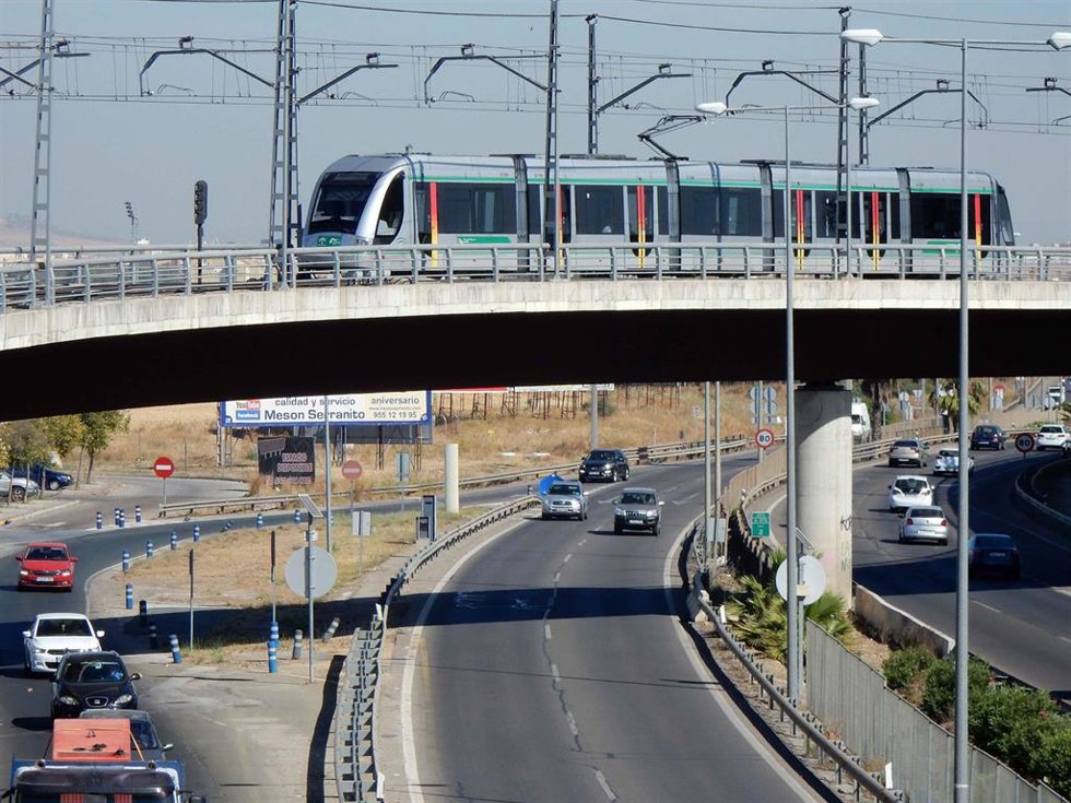 Archivo - El Metro de Sevilla en sentido a Dos Hermanas.