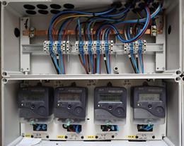 Bruselas analizará "cuánto antes" el plan español para limitar precio del gas pero siguen "contactos técnicos" Archivo - Contadores eléctricos de un edificio, a 1 de abril de 2022, en Madrid (España). El presidente del Gobierno, confirmó el 30 de abril que la compensación para desvincular el gas del mercado de electricidad se financiará con cargo al sistema eléctr