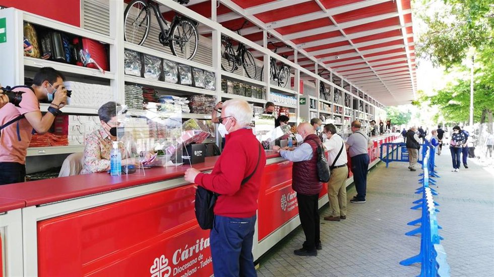 Archivo - Varios clientes compran sus boletos en la tómbola de Cáritas 2021, instalada en el paseo de Sarasate de Pamplona.