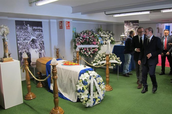 El presidente de Aragón, Javier Lambán, junto al presidente en funciones del Real Zaragoza, Fernando Sainz de Varanda, en la capilla ardiente del exfutbolista del Real Zaragoza, José Luis Violeta.