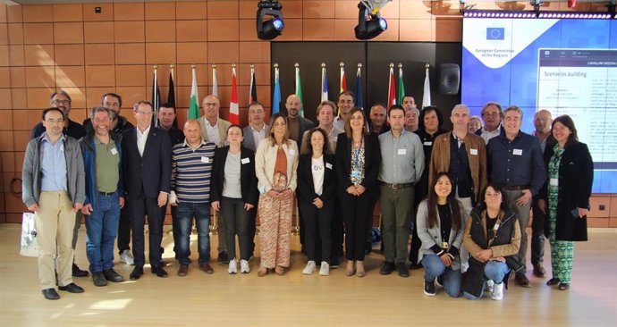 Alcaldes de zonas rurales de Cantabria y la consejera de Acción Exterior en Bruselas