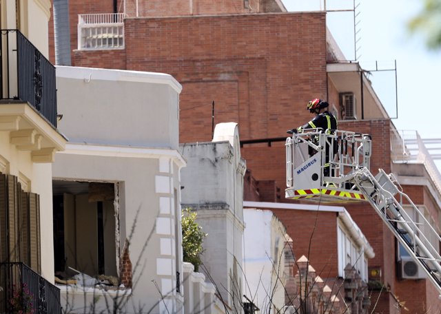 Un operario trabaja en la vivienda del barrio Salamanca donde se ha registrado una explosión