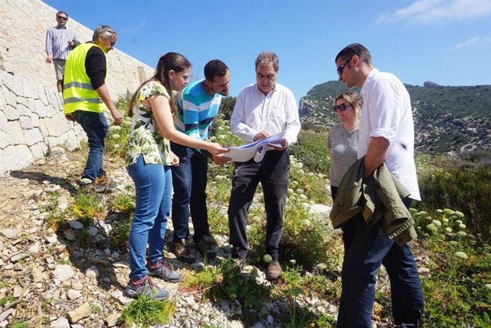 El conseller insular de Movilidad e Infraestructuras, Iván Sevillano, y la vicepresidenta del Consell de Mallorca y consellera de Medio Ambiente, Aurora Ribot, visitan las obras de adecuación en sa Dragonera.