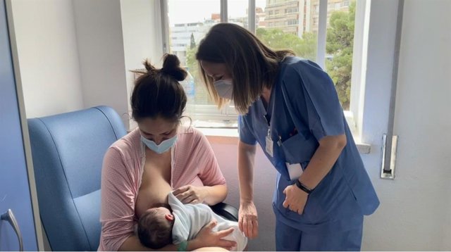 Una matrona informa sobre la lactancia a una madre.