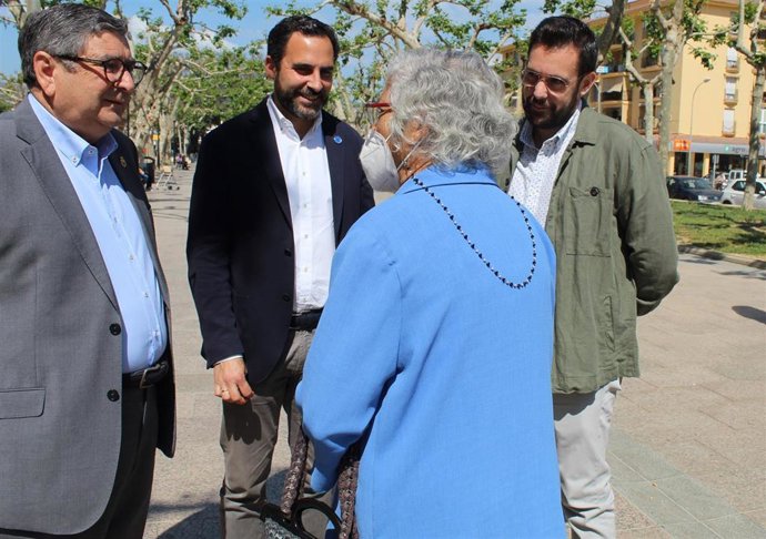 El secretario general del PSOE de Málaga, Daniel Pérez, en el centro, junto al alcalde de Vélez-Málaga, Antonio Moreno Ferrer (i) y el candidato número cinco al Parlamento andaluz y edil veleño en la actualidad, Víctor González.