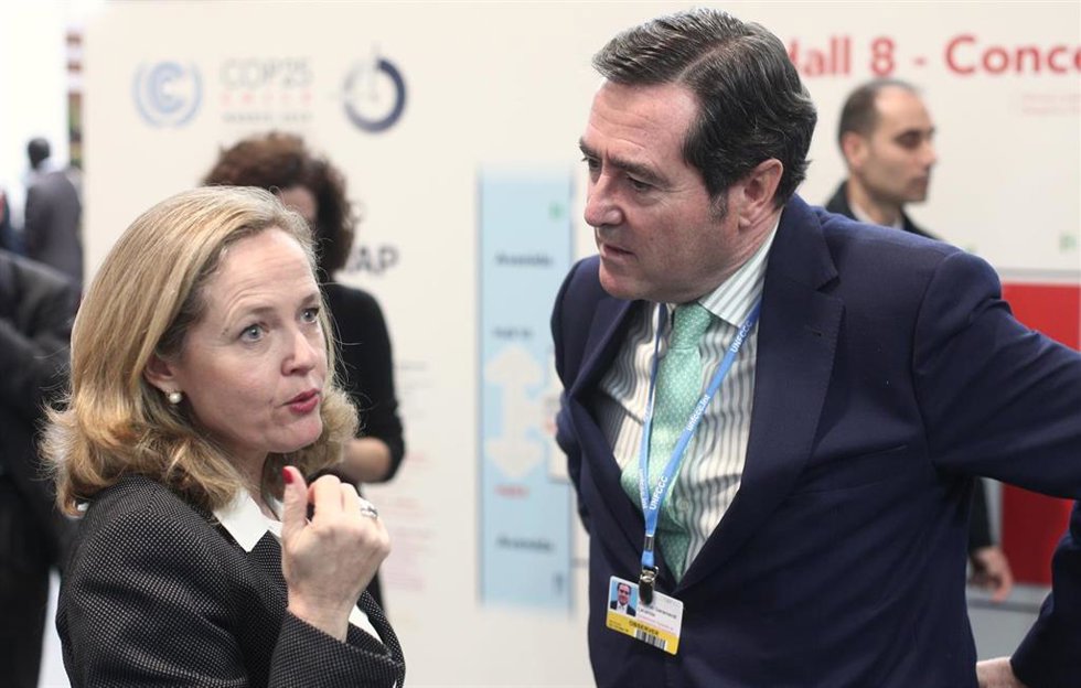 Archivo - La vicepresidenta primera del Gobierno, Nadia Calviño, charlando con el presidente de CEOE, Antonio Garamendi
