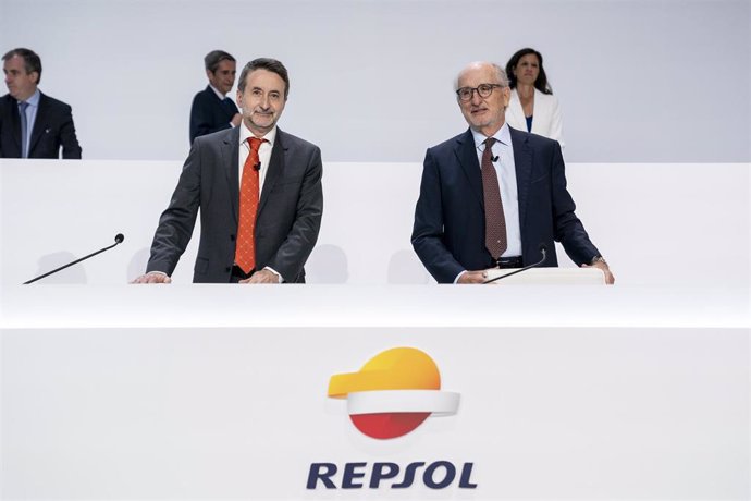 El consejero delegado de Repsol, Josu Jon Imaz (i), y el presidente de Repsol, Antonio Brufau (d), durante la Junta General de Accionistas de Repsol, en el Palacio Municipal de Congresos de Campo de las Naciones, a 6 de mayo de 2022, en Madrid (España). 