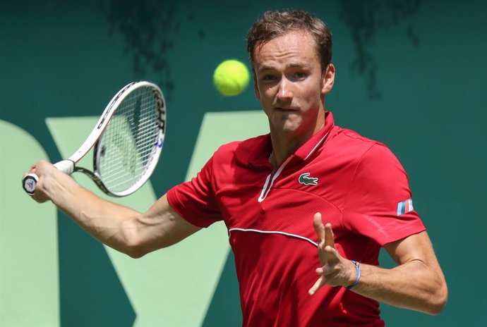 Archivo - FILED - 15 June 2021, North Rhine-Westphalia, Halle: Russian tennis player Daniil Medvedev in action against Germany's Jan-Lennard Struff during their men's singles round of 32 match of the Halle Open tennis tournament. Men's tennis world numb