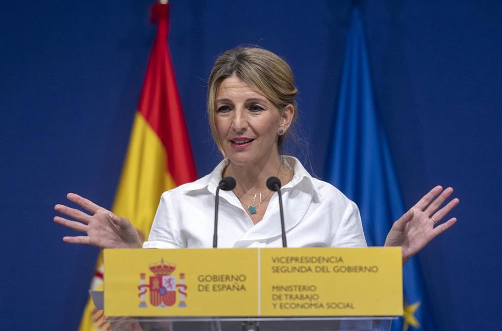 La vicepresidenta segunda y ministra de Trabajo y Economía Social, Yolanda Díaz, comparece tras una reunión con los responsables de las asociaciones de autónomos UPTA, ATA y Uatae, en la sede del Ministerio, a 6 de mayo de 2022, en Madrid (España). 