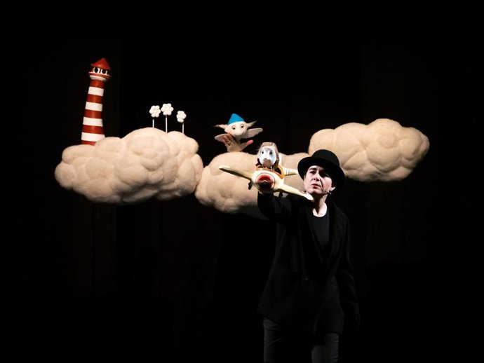 Los Títeres, La Poesía Y El Humor De Periferia Teatro Llegan Este Fin De Semana Al Cánovas De Málaga Con 'Nube, Nube'
