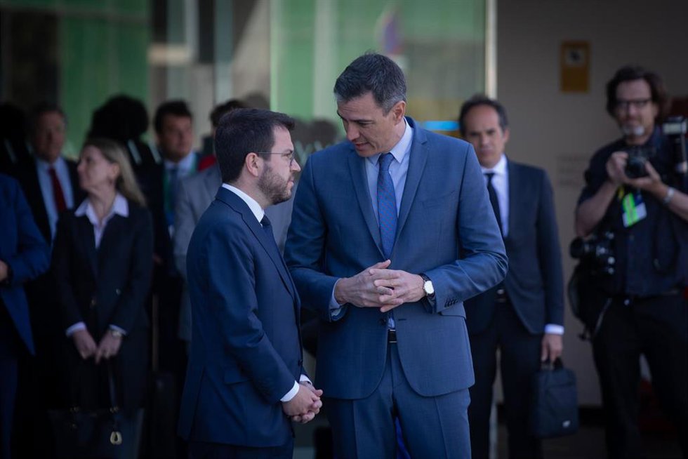 El presidente de la Generalitat, Pere Aragons (i) y el presidente del Gobierno, Pedro Sánchez (d), mantienen una conversación en la puerta del hotel W Barcelona a su llegada a la jornada de clausura de la XXXVII Reunió Cercle dEconomia.