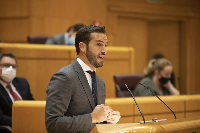 Archivo - El senador por Huesca y portavoz adjunto del grupo socialista en la Cámara Alta, Gonzalo Palacín.