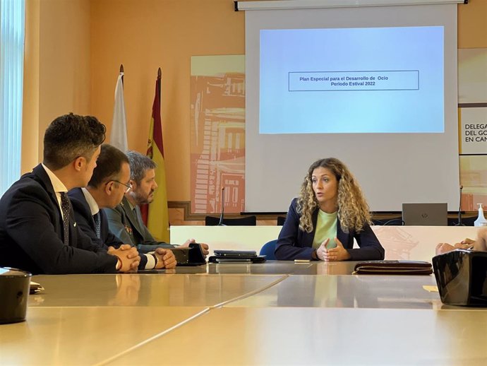 La delegada del Gobierno, Ainoa Quiñones, presenta el Plan Especial para el Desarrollo de Ocio, que supondrá el incremento de efectivos de Guardia Civil en Castro, Laredo, Noja, Santoña y Suances