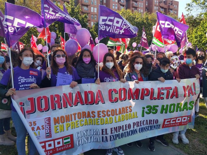Archivo - Manifestación de monitoras escolares en Sevilla para exigir la jornada completa, foto de archivo