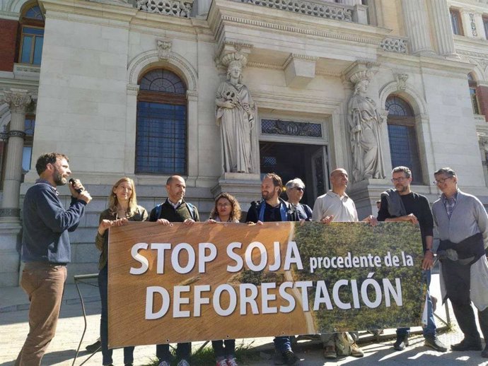 Activistas brasileños protestan a la puerta del Ministerio de Agricultura, Pesca y Alimentación en Madrid contra las importaciones de soja que promueven la deforestación de las selvas tropicales de Brasil y violaciones a los derechos humanos.