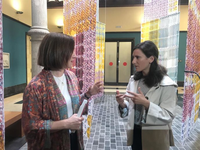 La artista extremeña Isabel Flores expone en Montemuzo su obra titulada "Pattern Reveal + Cartografías", que ha presentado con la vicealcaldesa y consejera municipal de Cultura y Proyección Exterior del Ayuntamiento de Zaragoza, Sara Fernández.