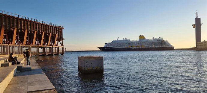 Un crucero abandona el Puerto de Almería tras su escala.