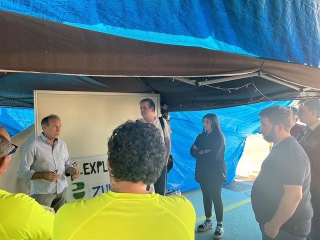 Visita del eurodiputado Miguel Urbán, junto con la candidata de Adelante Andalucía por Córdoba Marta Sánchez y el diputado de Adelante Andalucía Nacho Molina a la plantilla de Zumosol.