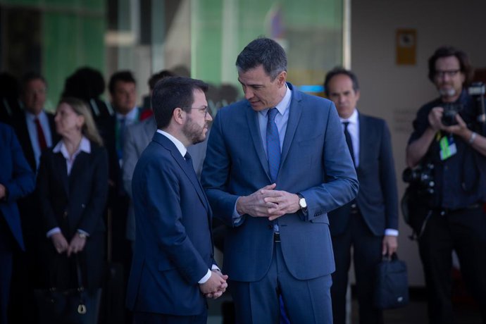 El presidente de la Generalitat, Pere Aragons (i) y el presidente del Gobierno, Pedro Sánchez (d), mantienen una conversación en la puerta del hotel W Barcelona a su llegada a la jornada de clausura de la XXXVII Reunió Cercle dEconomia, a 6 de mayo de