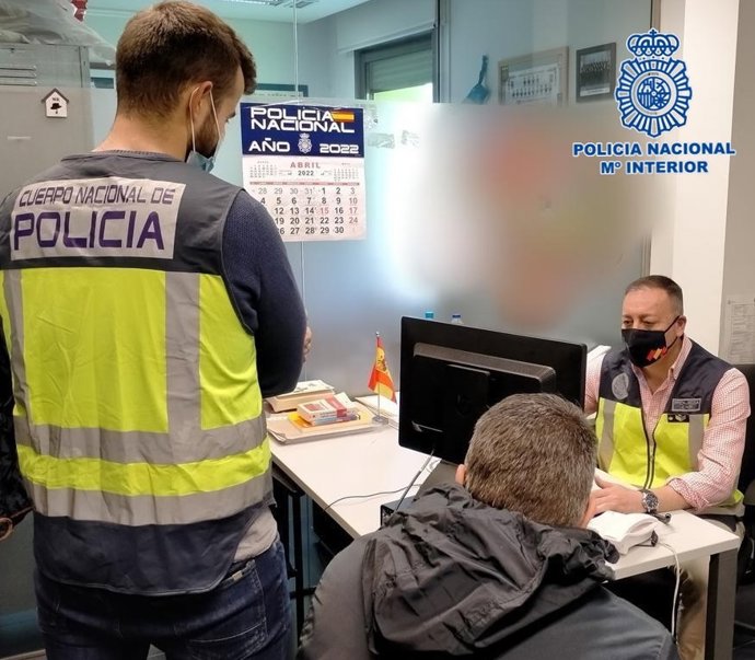 Uno de los arrestados, en comisaría