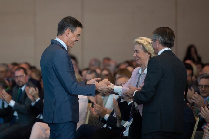 El presidente del Gobierno, Pedro Sánchez, cogido de las manos con la presidenta de la Comisión Europea, Ursula Von der Leyen, y el presidente del Cercle d'Economia, Javier Faus, este viernes en la sesión de clausura de la XXXVII Reunió Cercle d'Economia